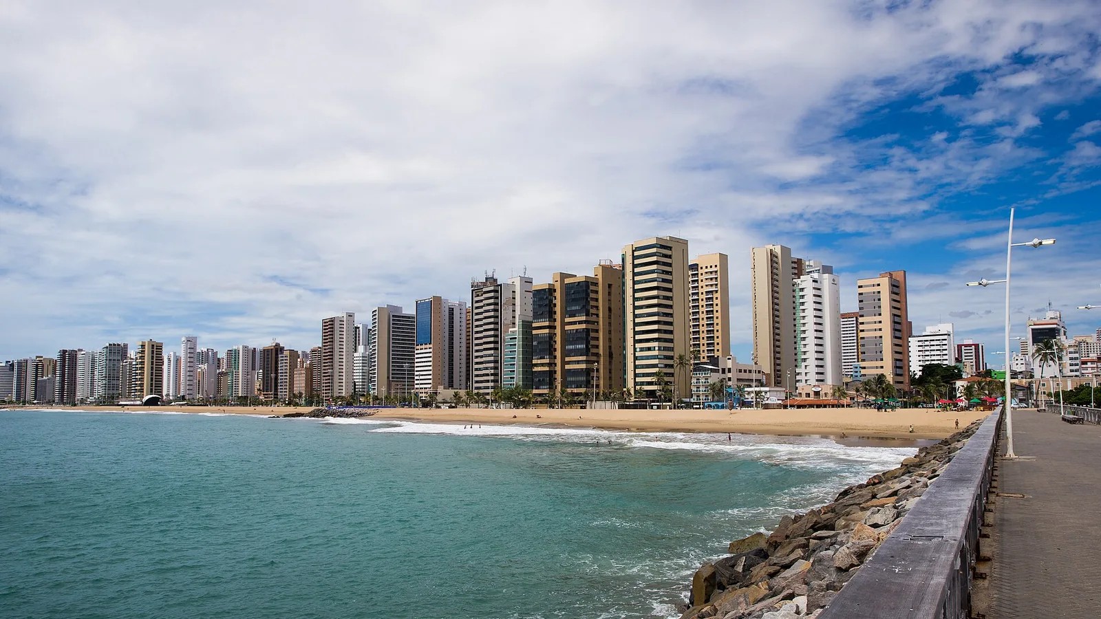 Orla de Fortaleza (CE) — Praia de Iracema e skyline à beira-mar