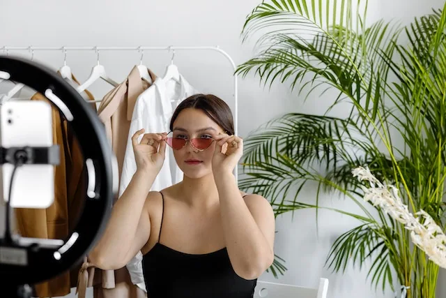 influenciadores digitais divulgam produtos e serviços na internet