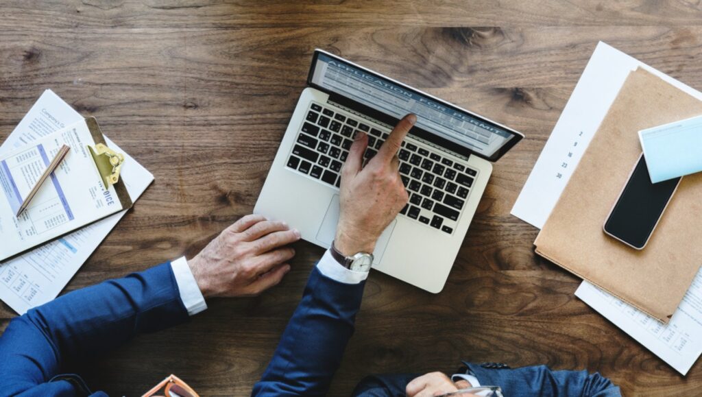 Empreendedor analisando estratégias