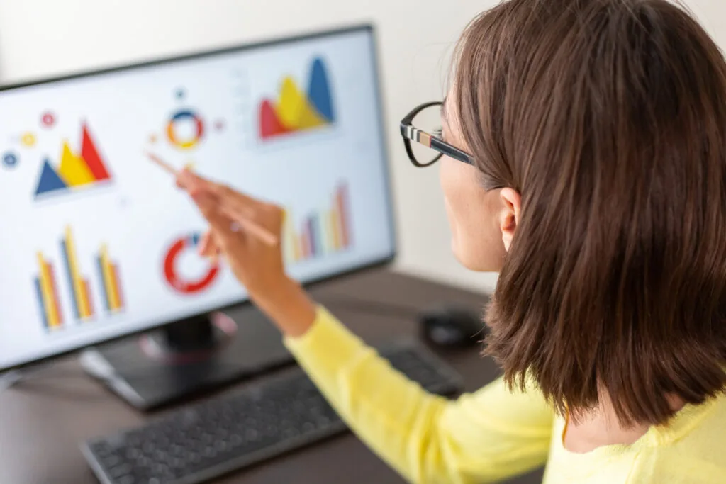 Mulher usando google analytics 4 para relatório do seu site