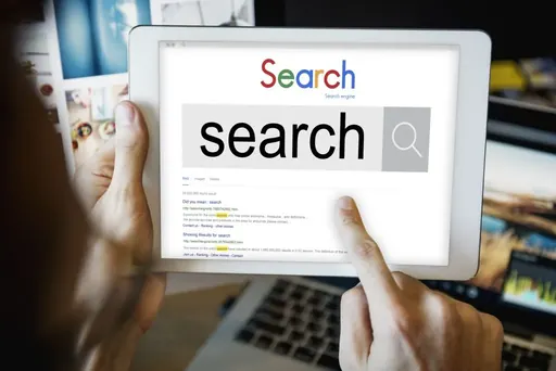 Imagem de capa do artigo: Como o E-E-A-T do Google Impacta o Ranqueamento de Empresas B2B Imagem de capa do artigo: Como o E-E-A-T do Google Impacta o Ranqueamento de Empresas B2B