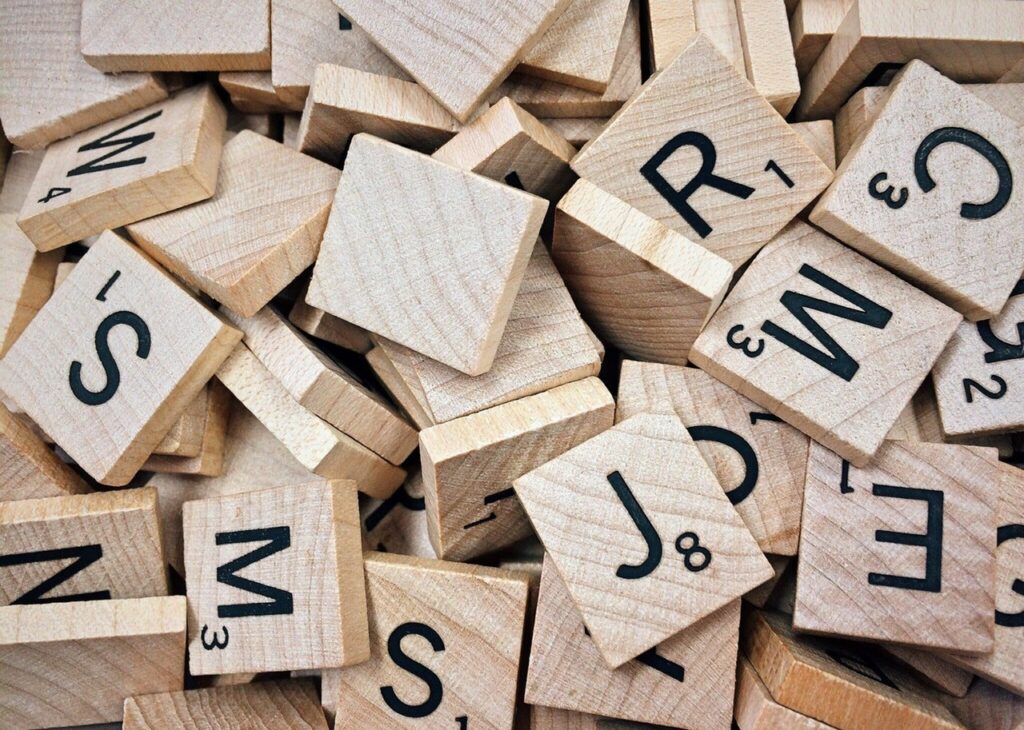 blocos de madeira com letras